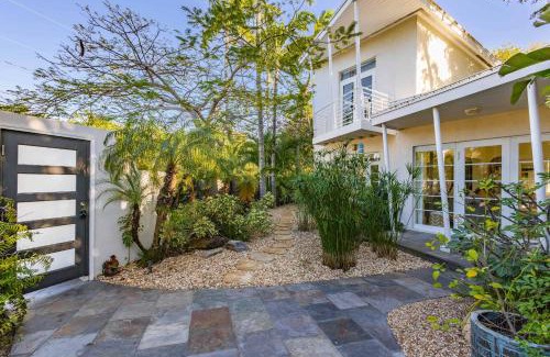 New Town House | New Hidden Oasis- Waterfall Pool Close to Beach