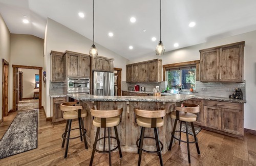 Country Club Estates Cabin | New High-End Home, Air Conditioning, Hot Tub, Games, Fireplace, Free EV Charger, Bunk Beds