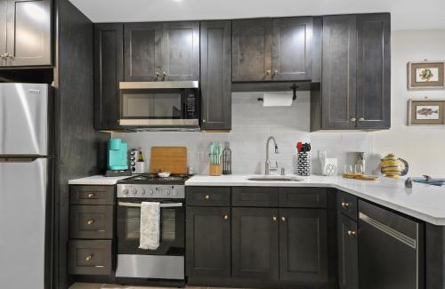Historic District - North Apartment | New! Historic 1bed/1bath Suite Steps to River St!