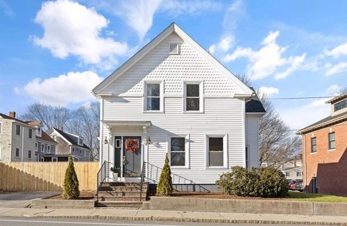 Plymouth House | NEW HOME 3/23. Walk to Town; Restaurants, Water & Sites!