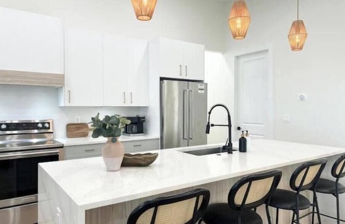 South Venice House | New home,mins to beach, heated pool,two kitch