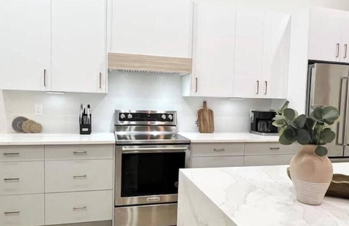 South Venice House | New home,mins to beach, heated pool,two kitch