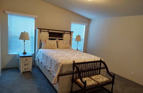 Lincoln House | New home on acreage, motorhome hookup, 4 miles from free boat ramp.