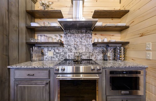 Broken Bow Cabin | New Honeymoon Cabin! King Bed, Hot Tub, 2 Fireplaces & Rain Shower