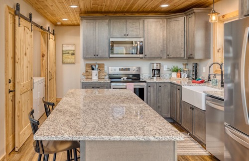 Cherokee Cabin | *NEW!* Hot tub/fire pit/private close to Downtown!
