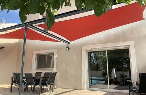 Camaret-sur-Aigues Villa | New house with heated private pool