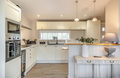 Woodhall Spa Ski Chalet | New in 2021 Modern and luxurious lodge with lakeside view.
