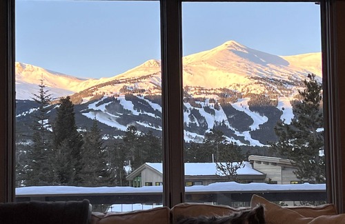 Weisshorn House | New, in town, incredible views, hot tub, walk/ride free shuttle, Ski Chalet!