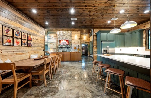 Pickens Cabin | *NEW* Jam, Swim, Play | Pool+Arcade+Playground+HotTub