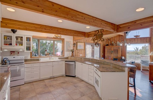 Ocean Park House | New Julie's Stuga-Oceanfront with stunning deck and private access to beach