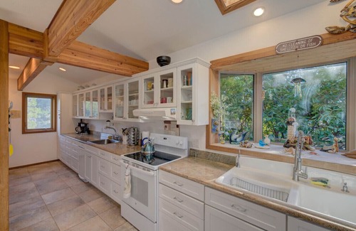 Ocean Park House | New Julie's Stuga-Oceanfront with stunning deck and private access to beach