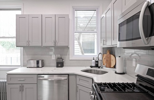Hoboken Apartment | New! King Bed, Game Room, 20 Mins to NYC, 1800 sqft, Seconds to NYC Skyline view