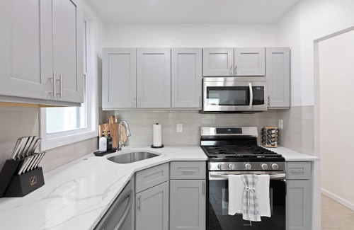 Hoboken Apartment | New! King Bed, Game Room, 20 Mins to NYC, 1800 sqft, Seconds to NYC Skyline view