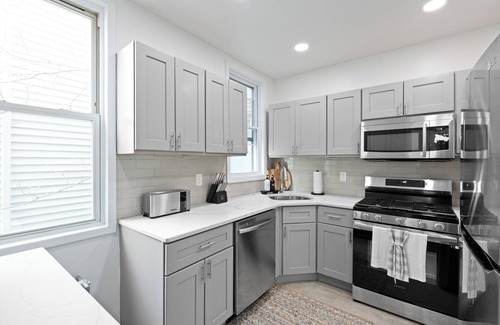 Hoboken Apartment | New! King Bed, Game Room, 20 Mins to NYC, 1800 sqft, Seconds to NYC Skyline view