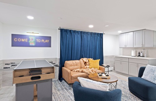 Hoboken Apartment | New! King Bed, Game Room, 20 Mins to NYC, 1800 sqft, Seconds to NYC Skyline view