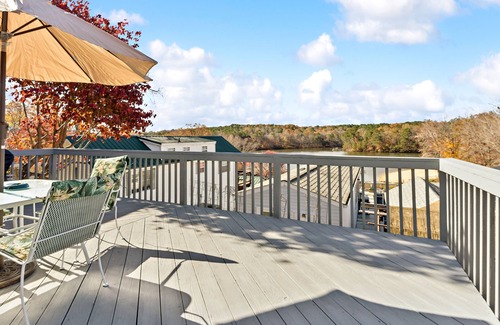 New London House | NEW! Lakefront Retreat in Badin Shores Resort
