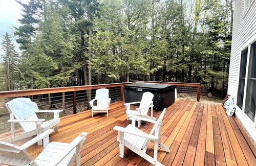 Wilmington House | New-Lakehouse w/Hot Tub. Min from town and Skiing
