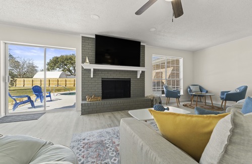 Myrtle Grove House | NEW! Large Modern 3B2B King bed Pool on-site, beach nearby 70"TV