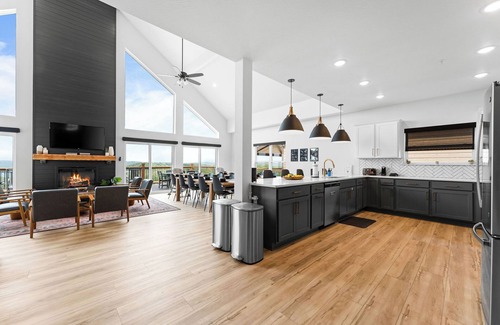 Kimberling City House | NEW! LAZY RIVER+Pools+Hot Tub+Game Rm+Theater Rm+Arcade, LAKE Views, Sleeps 22