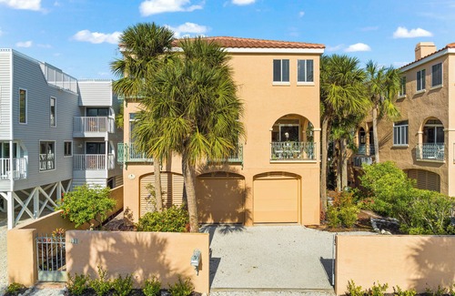 Siesta Key Village Condo | New listing 1/2 Block From Siesta key Village & The Beach!