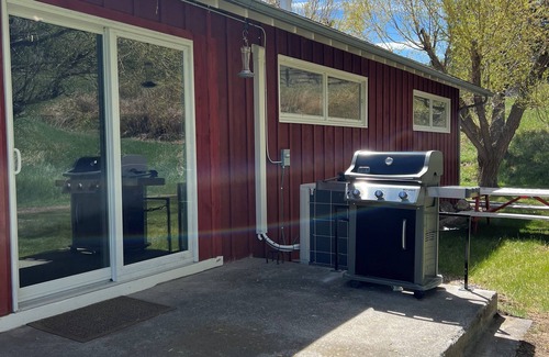 Wolf Creek House | NEW LISTING! 4 BR 2 BATH- PRIVATE Retreat Sleeps 12! Large Boat parking!