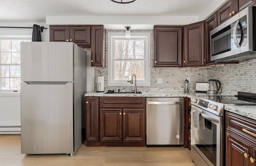 East Deering House | NEW LISTING + 5 min to Old Port +Free Parking + KIDS + PETS Welcome.