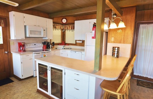 Dunes City House | New Listing! Adorable lakefront cabin, private dock, hot tub, gas grill, amazing views