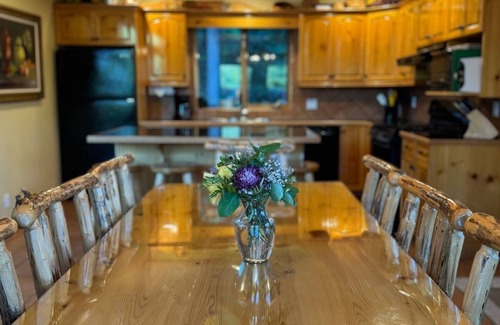 East Kootenay House | *New Listing* Alpine Aerie Log Chalet | Ski In/Ski Out | Hot Tub
