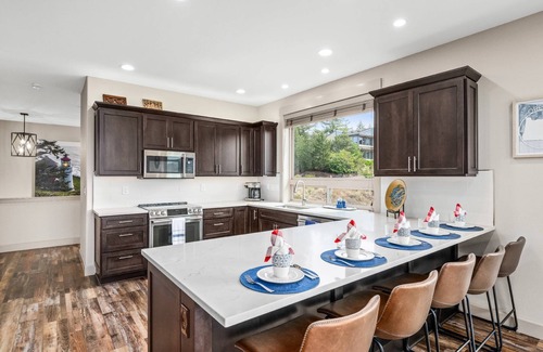 Florence House | New Listing! Beautiful 3 bed, 2 1/2 bath river view home with hot tub & game room