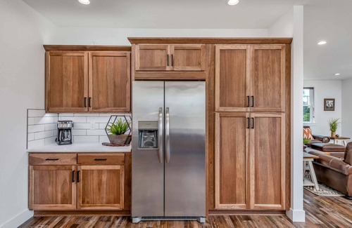 Florence House | New Listing! Beautiful upscale bay view home, gas grill, game room, pet friendly