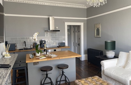 Cheltenham House | NEW LISTING - Chic Apt in Central Cheltenham Free Permit Parking
