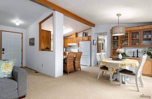 Florence House | New Listing! Cozy Heceta Beach Area Lakefront Cottage, Hot Tub, Gas Grill, Game Room. Near Beach