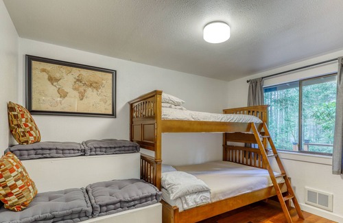Anderson Island House | New listing! Dog-friendly family home w/ free WiFi/ fire pit/ golf course front!
