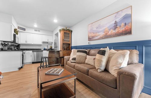 Downtown Branson Condo | *New Listing* Downtown Getaway: No'Stairs/2 Pools/Fireplace/King Bed