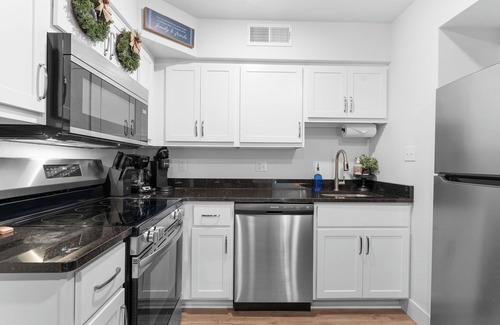 Downtown Branson Condo | *New Listing* Downtown Getaway: No'Stairs/2 Pools/Fireplace/King Bed