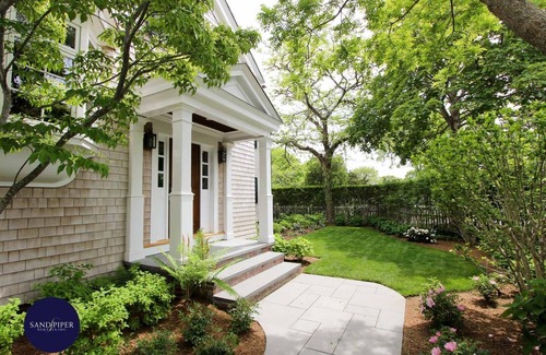 Edgartown House | NEW LISTING - LUXURY - DOWNTOWN EDGARTOWN - WALK TO HARBOR - CLOSE TO BEACH