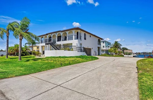 Spring Hill House | New Listing - Private Estate w/Heated Pool+Arcade+Pickleball+Kayaks+Waterfront