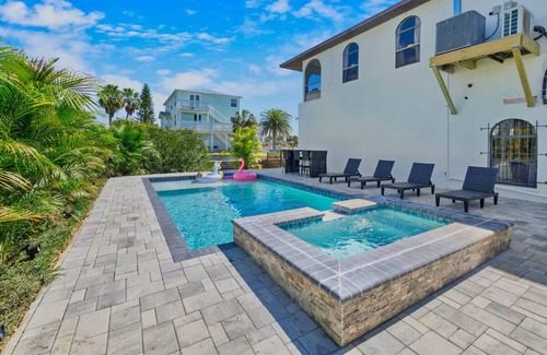 Spring Hill House | New Listing - Private Estate w/Heated Pool+Arcade+Pickleball+Kayaks+Waterfront