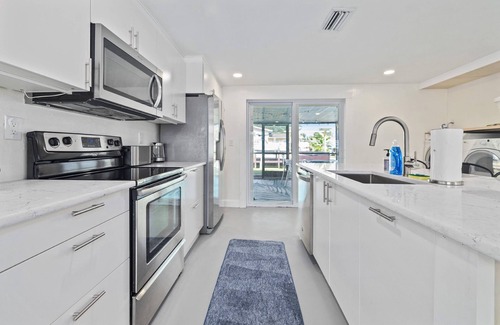 Hudson Beach Estates House | New Listing Promo Waterfront 2BR Jacuzzi, Private Dock, Gulf Access, Dogs OK, Open for Scalloping!