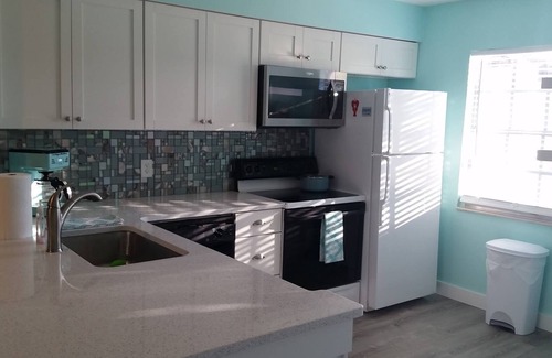 New Port Richey Condo | NEW LISTING: Quiet 2-bdrm 2-bath condo by golf course.