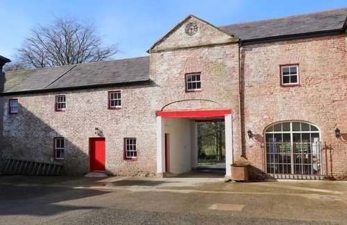 Ballymoney Apartment | *NEW LISTING* Stay in a refurbished Victorian Era Courtyard!