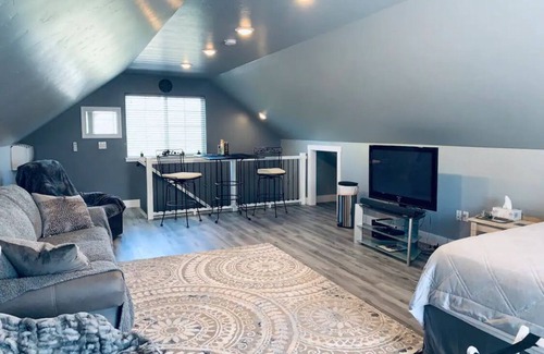 Sheridan House | New + Loft + Unique near Big Goose Creek