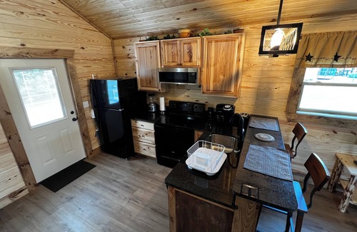 Stanley Cabin | NEW Log Cabin #2 LURAY Cozy Couples Hot Tub Stone Fireplace Mtn View Shenan Park