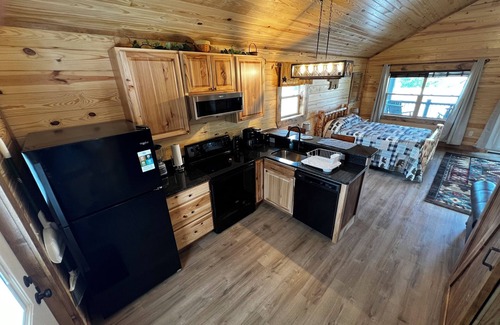 Stanley Cabin | NEW Log Cabin #2 LURAY Cozy Couples Hot Tub Stone Fireplace Mtn View Shenan Park