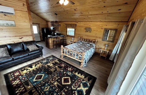 Stanley Cabin | NEW Log Cabin #2 LURAY Cozy Couples Hot Tub Stone Fireplace Mtn View Shenan Park