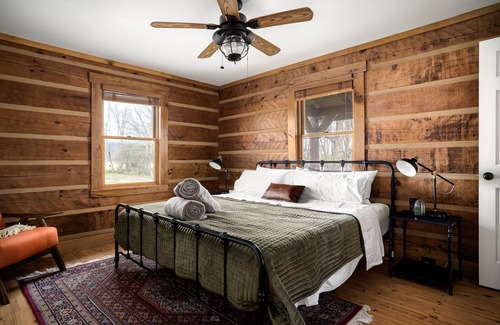 Quicksburg Cabin | ✨NEW✨ Log Cabin Minutes to Bryce Resort + Hiking + Caverns + Dog Friendly