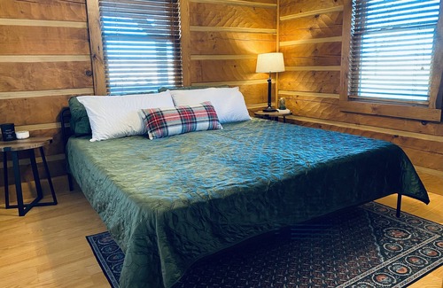 Quicksburg Cabin | ✨NEW✨ Log Cabin Minutes to Bryce Resort + Hiking + Caverns + Dog Friendly