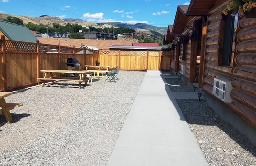 Gardiner Cabin | New log cabin, steps away from Yellowstone