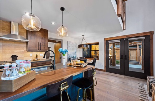 Estes Park Cabin | New Log cabin, The Bears Den - 2 bedrooms, loft, 2.5 bath, Fireplace.