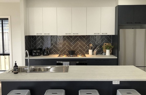 McLaren Vale House | *NEW* Luxe Getaway * 2 minute walk to town centre!
